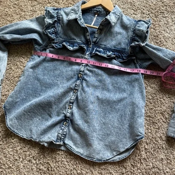 Free People “Samantha Ruffle Buttondown” Denim Shirt
Size XS oversized - Picture 11 of 15